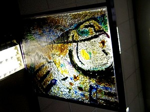 Элемент межкомнатной перегородки с изображением фрагмента картины Кандинского.